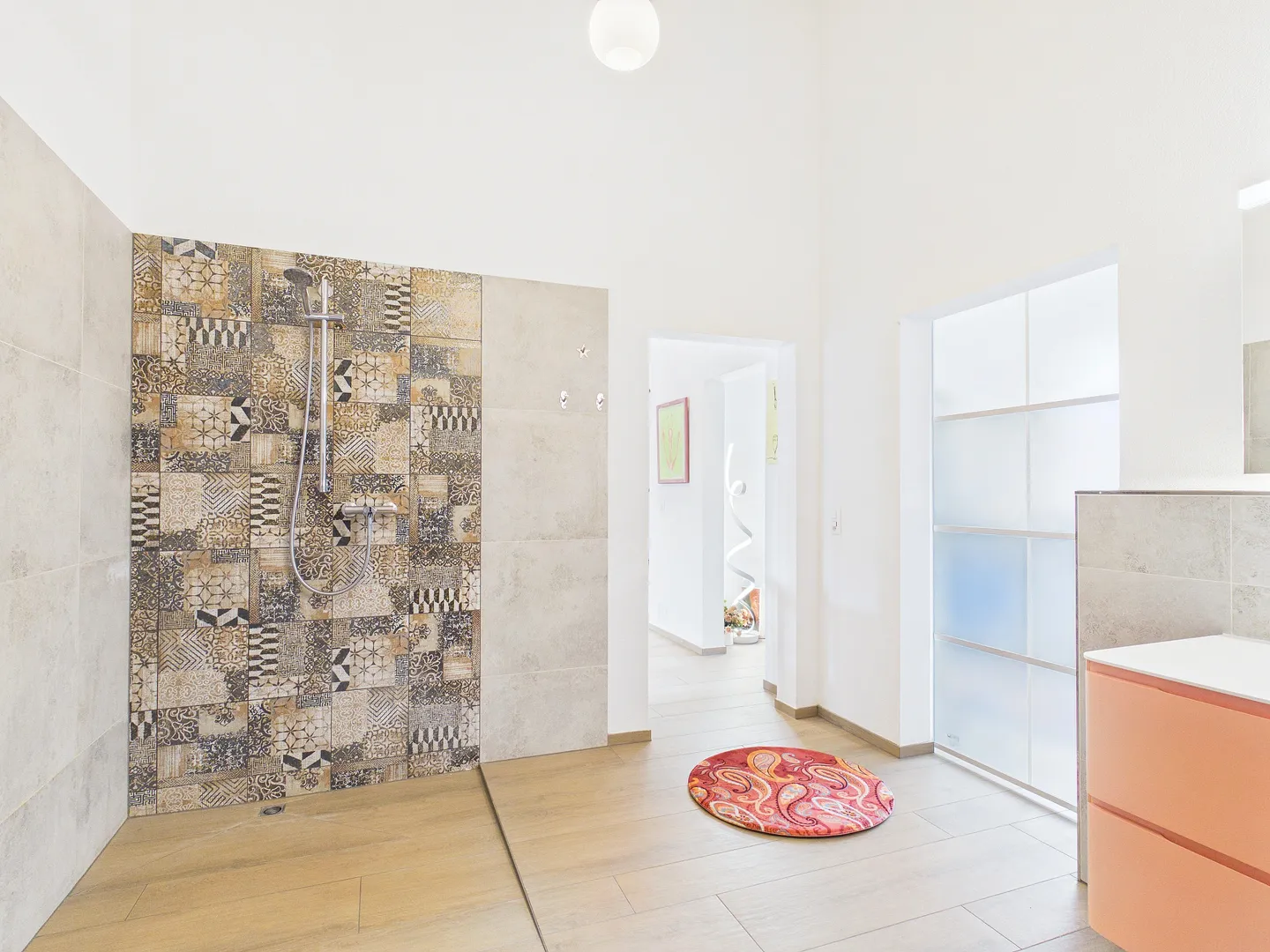 Appartement penthouse 3.5 pièces élégant avec balcon et accès direct par ascenseur au cœur de Zwingen - Photo 8 sur 13