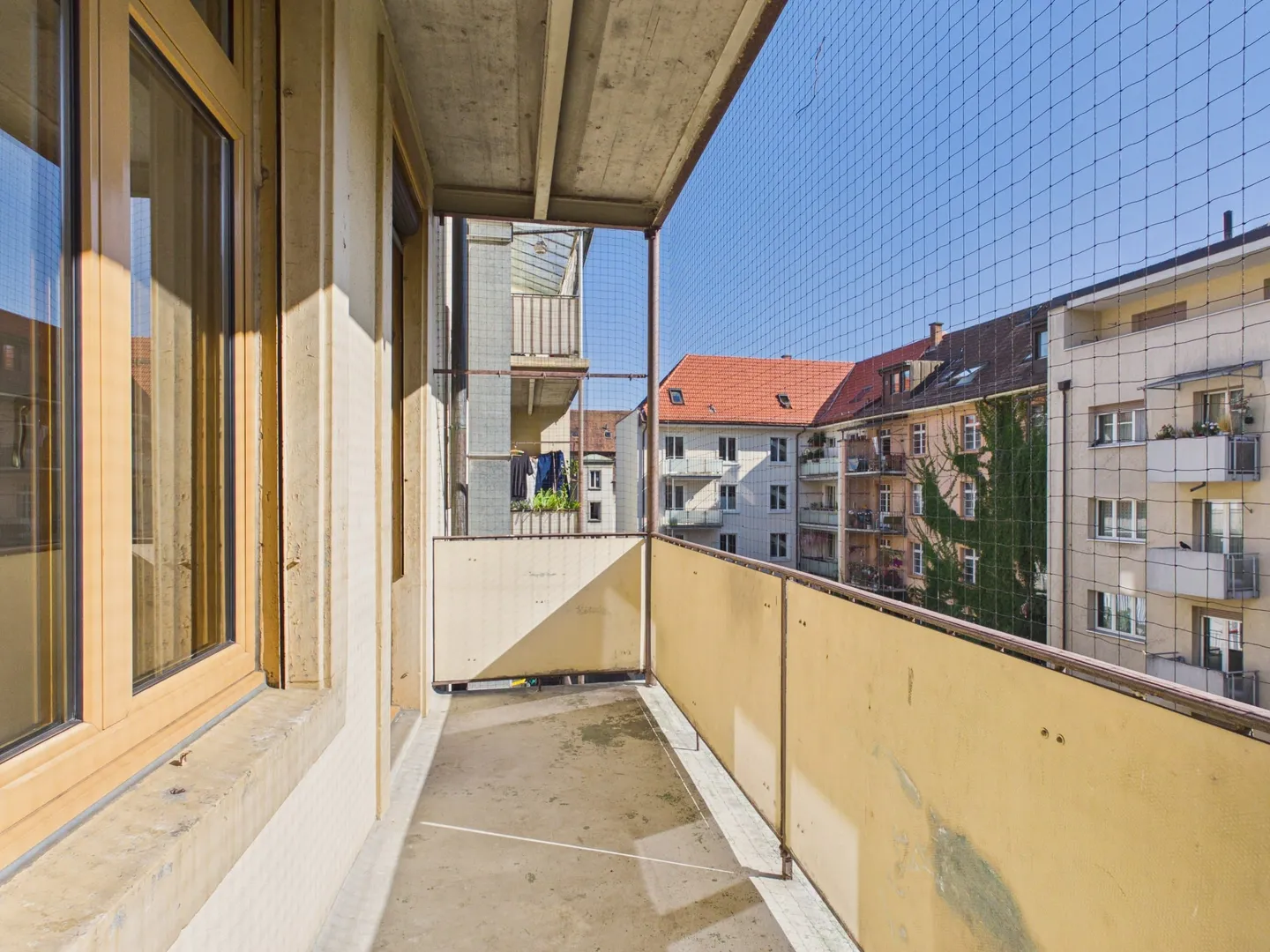 Buy multi-family house with 9 apartments and 2 catering businesses in Basel - central location - Photo 11 of 13
