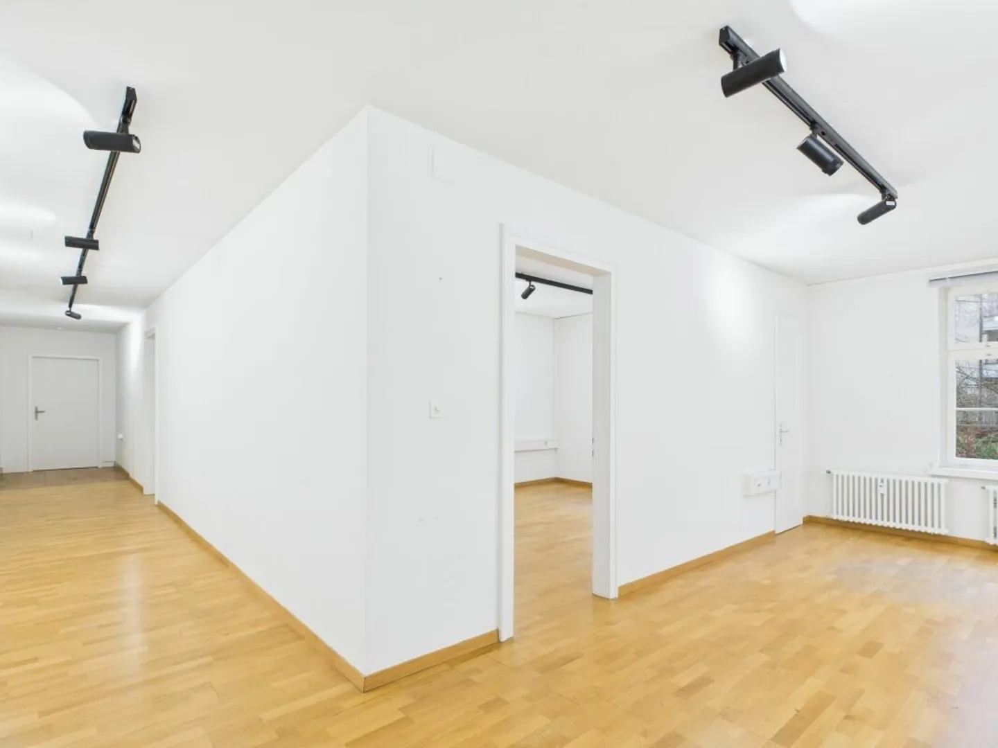 Bureau attrayant dans un endroit calme - polyvalent avec 6 places de parking - Photo 3 sur 9