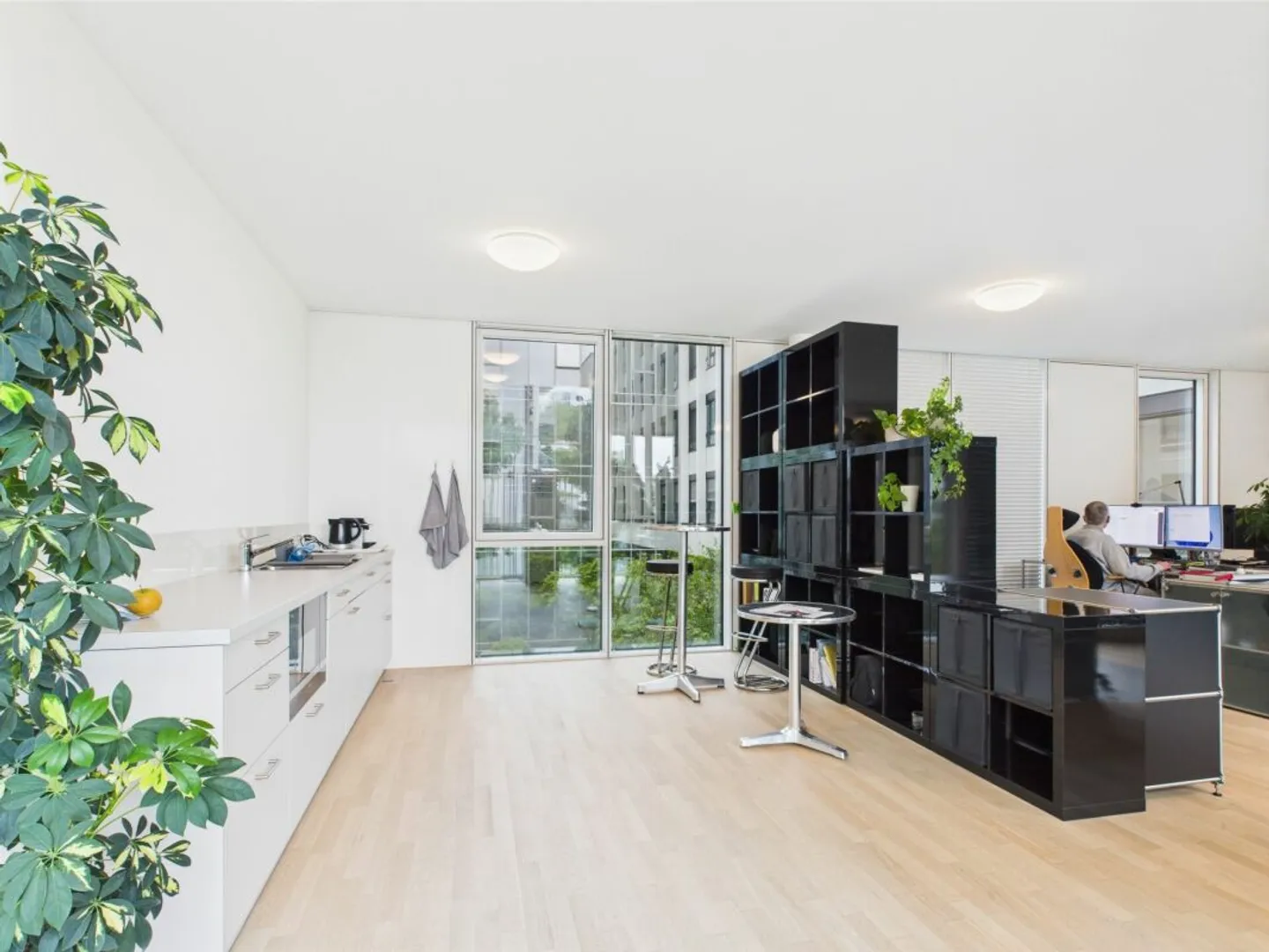 Ufficio luminoso in posizione centrale con cucina e bagno - Foto 6 di 8