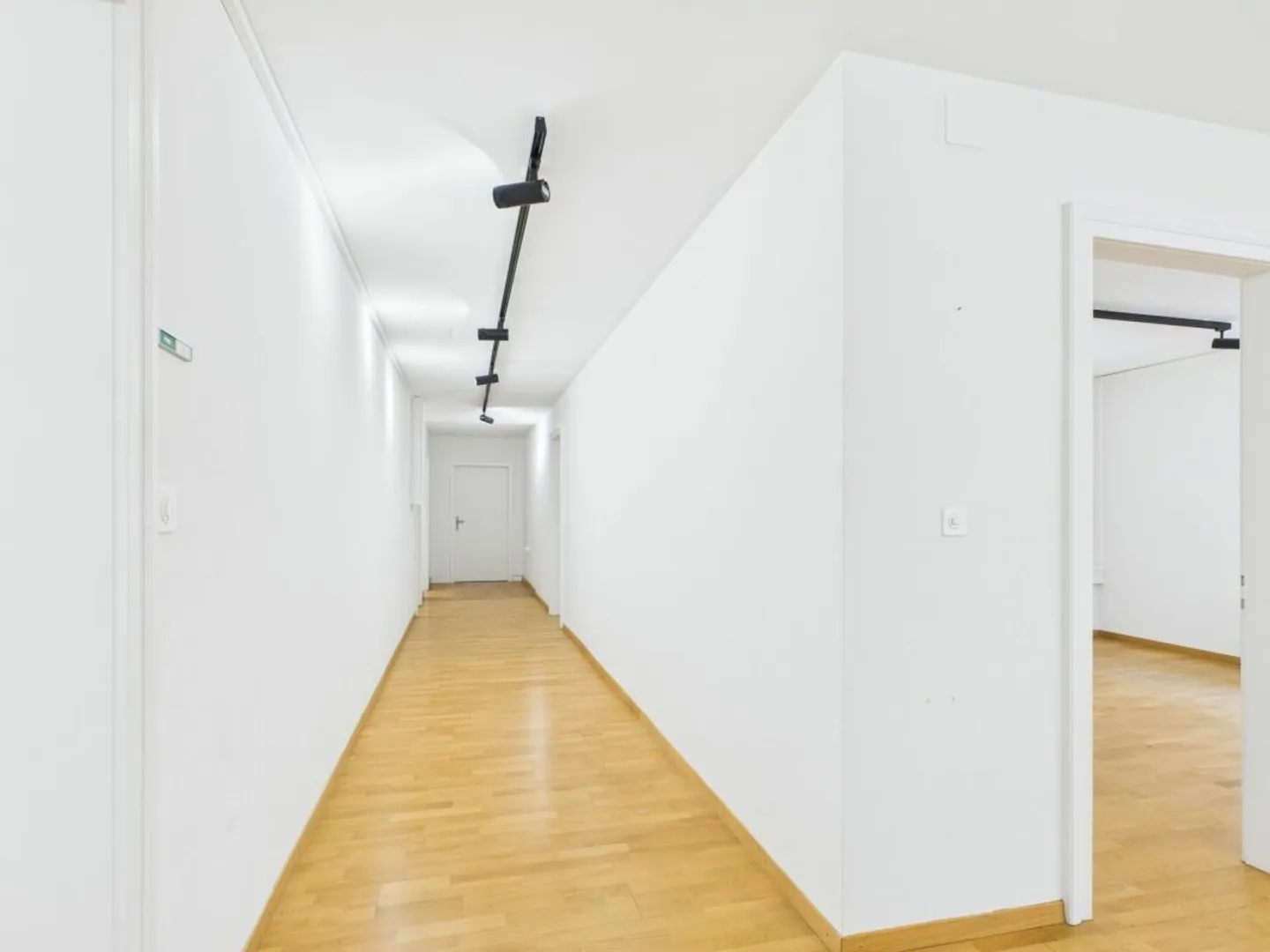 Bureau attrayant dans un endroit calme - polyvalent avec 6 places de parking - Photo 4 sur 9