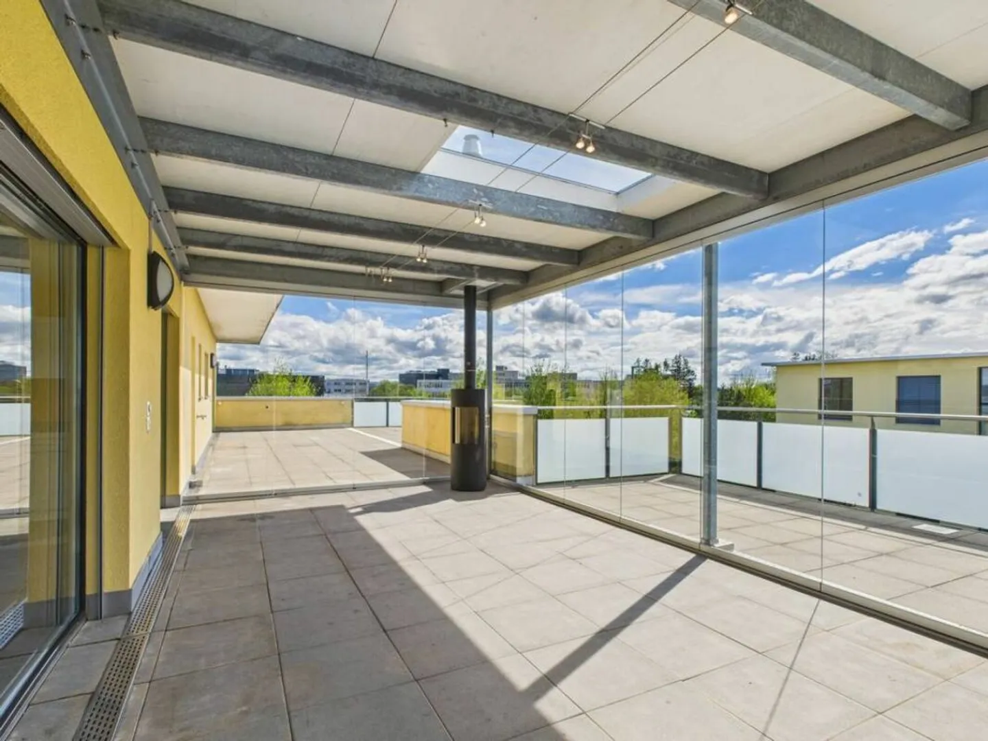 Geräumige Wohnung mit Cheminée und grosser Terrasse - Foto 11 von 12