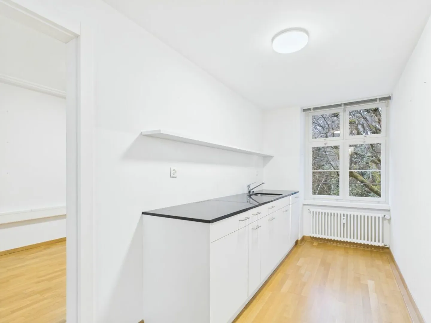 Bureau attrayant dans un endroit calme - polyvalent avec 6 places de parking - Photo 2 sur 9