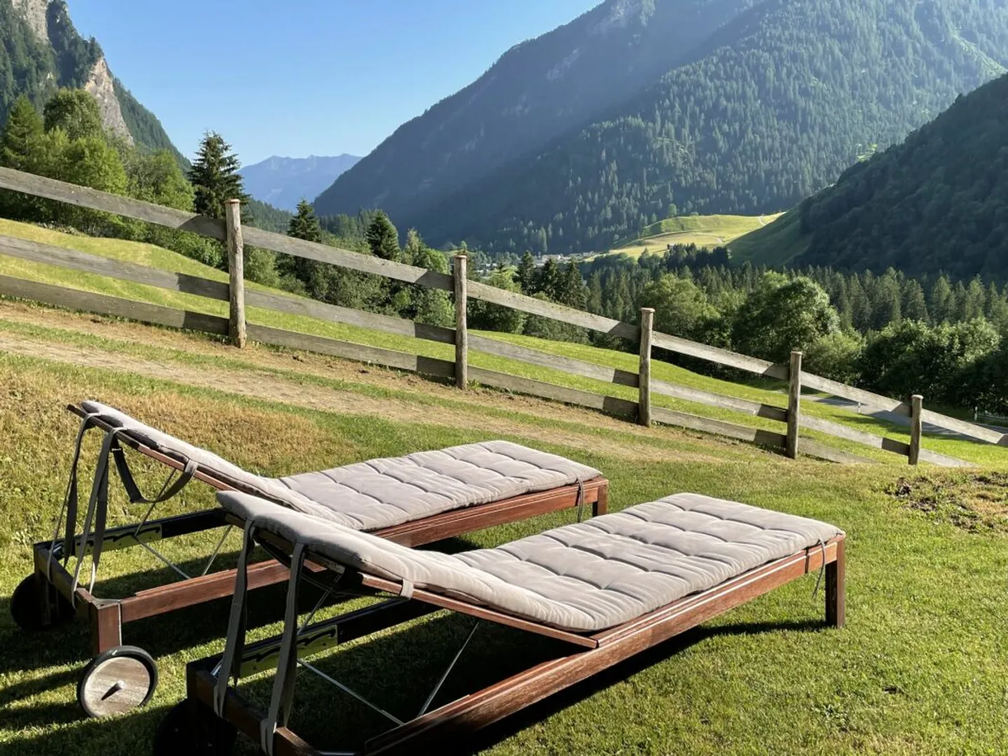 Beautiful chalet with unobstructed mountain views - Photo 6 of 13