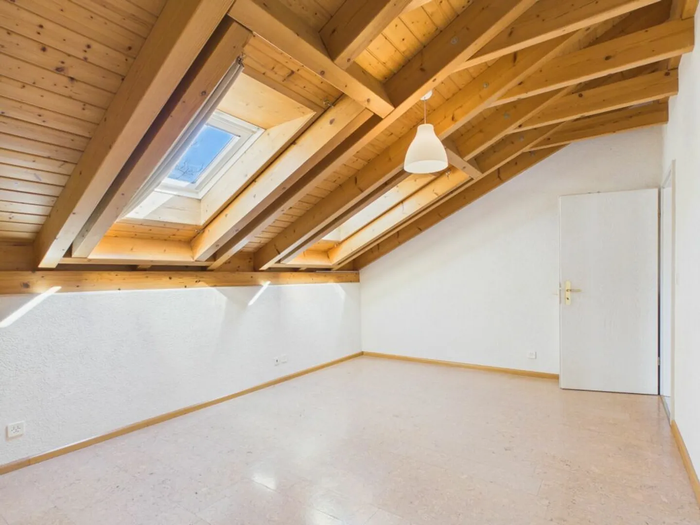 Charming 2.5 Room Apartment with Panoramic Views - Photo 7 of 13