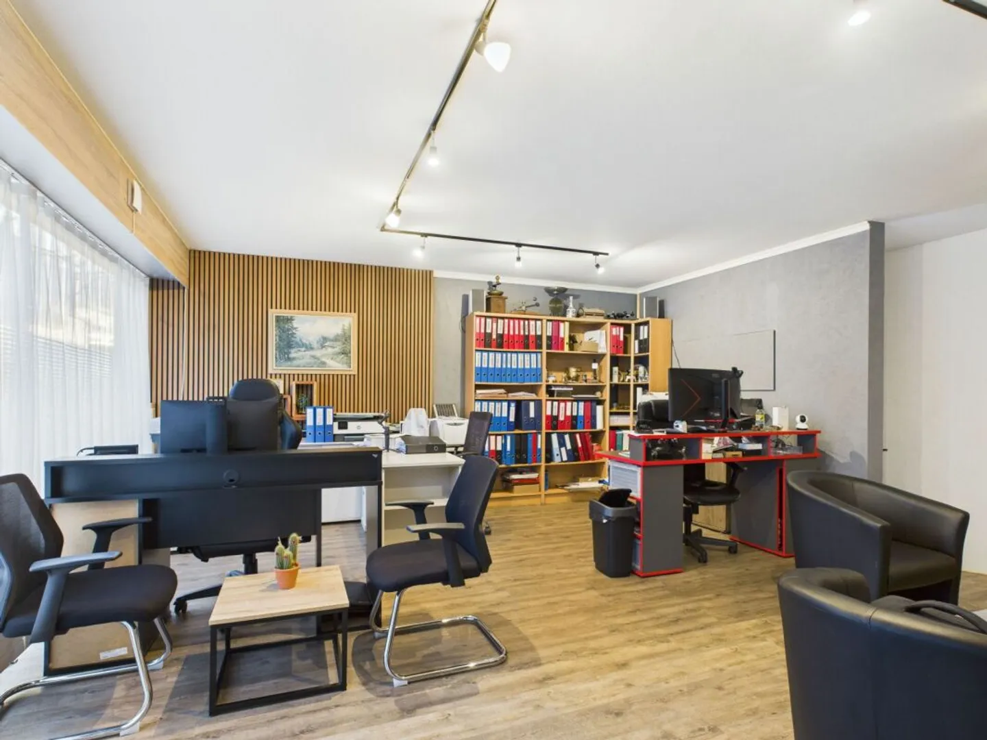 Bureau bien entretenu sur deux étages à Feldbergstrasse - Photo 1 sur 7