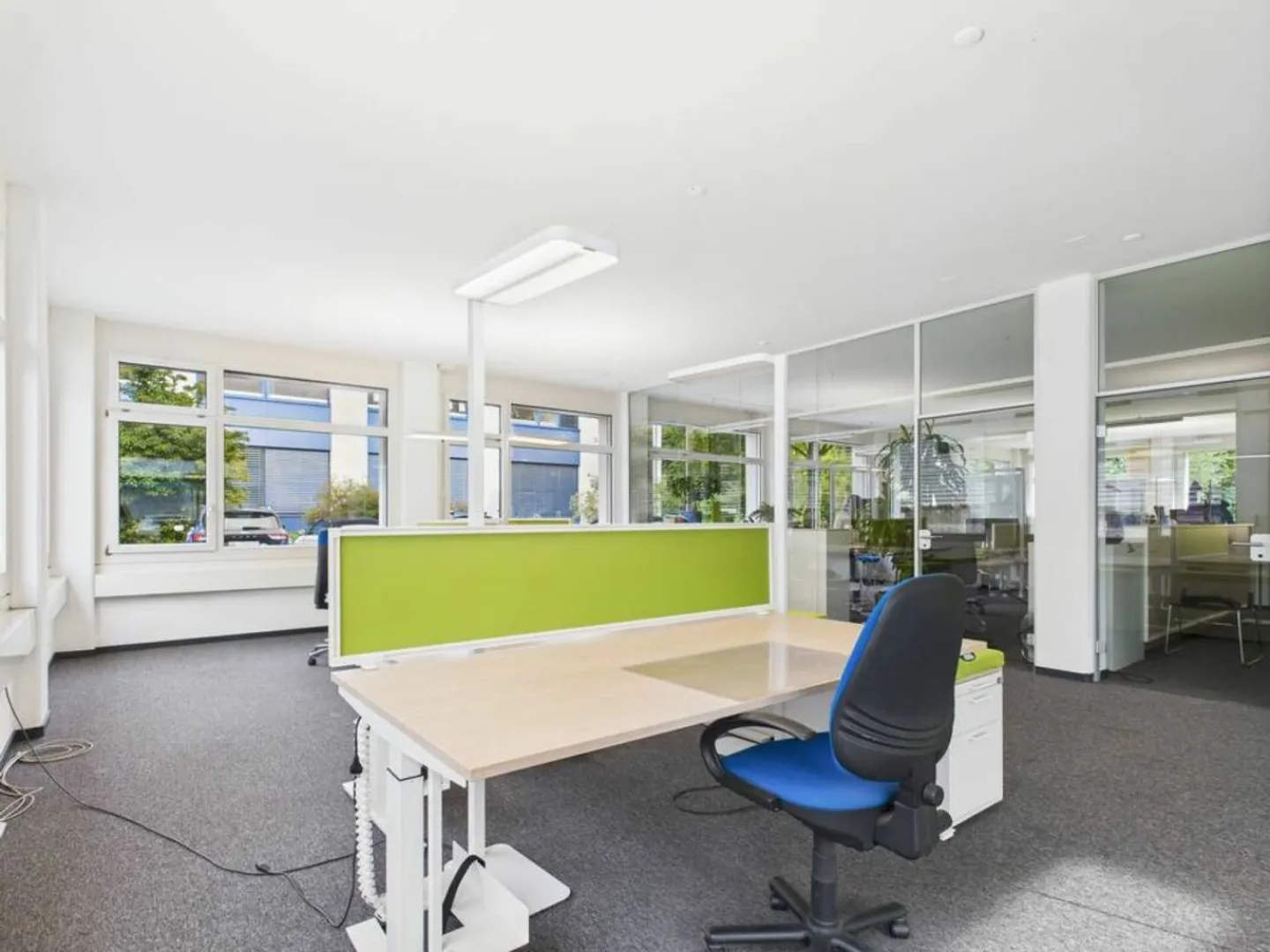 Helles und komplett möbliertes Büro - Foto 3 von 5