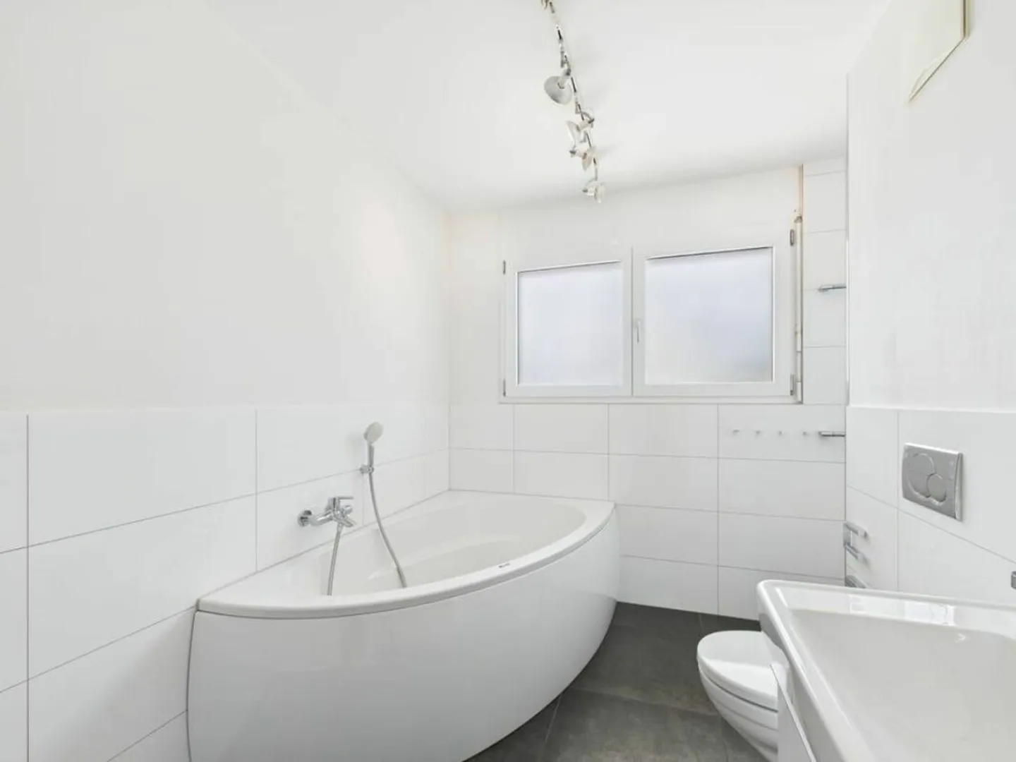 Geräumige Wohnung mit Cheminée und grosser Terrasse - Foto 7 von 12