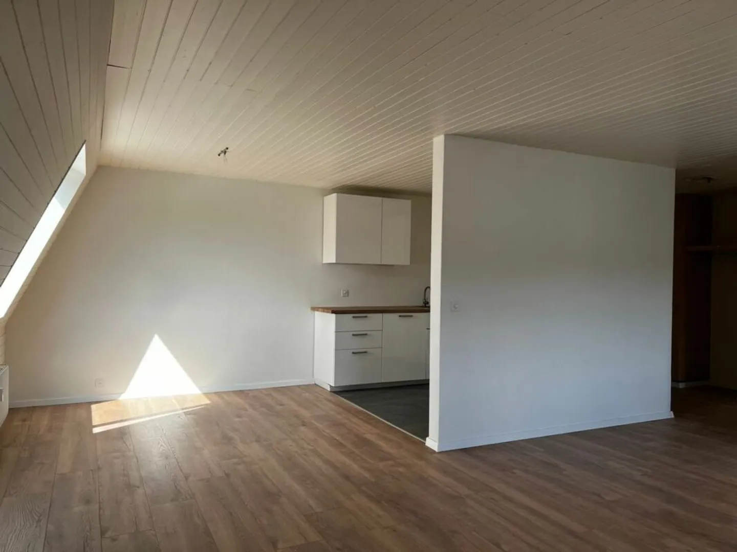 Gemütliche 3.5-Zimmer-Wohnung mit Balkon und Cheminée - Photo 2 sur 8