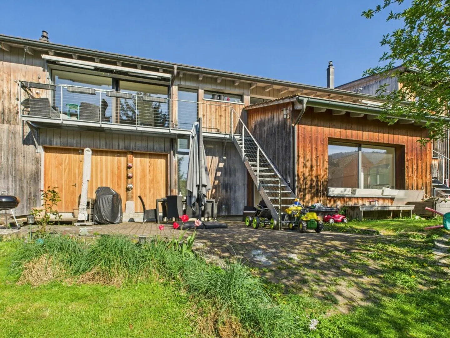 Familienfreundliche 6-Zimmer-Wohnung mit grossem Garten - Foto 1 von 12