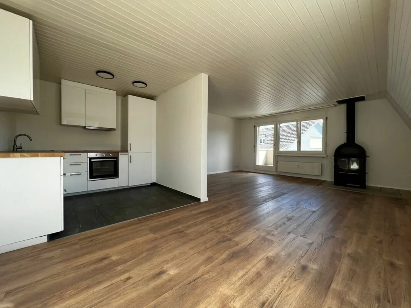 Gemütliche 3.5-Zimmer-Wohnung mit Balkon und Cheminée - Photo 1 sur 8