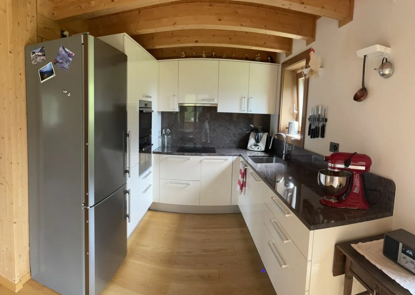 Beautiful chalet with unobstructed mountain views - Photo 10 of 13