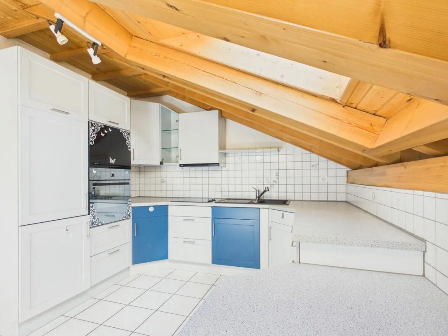 Charming 2.5 Room Apartment with Panoramic Views - Photo 5 of 13