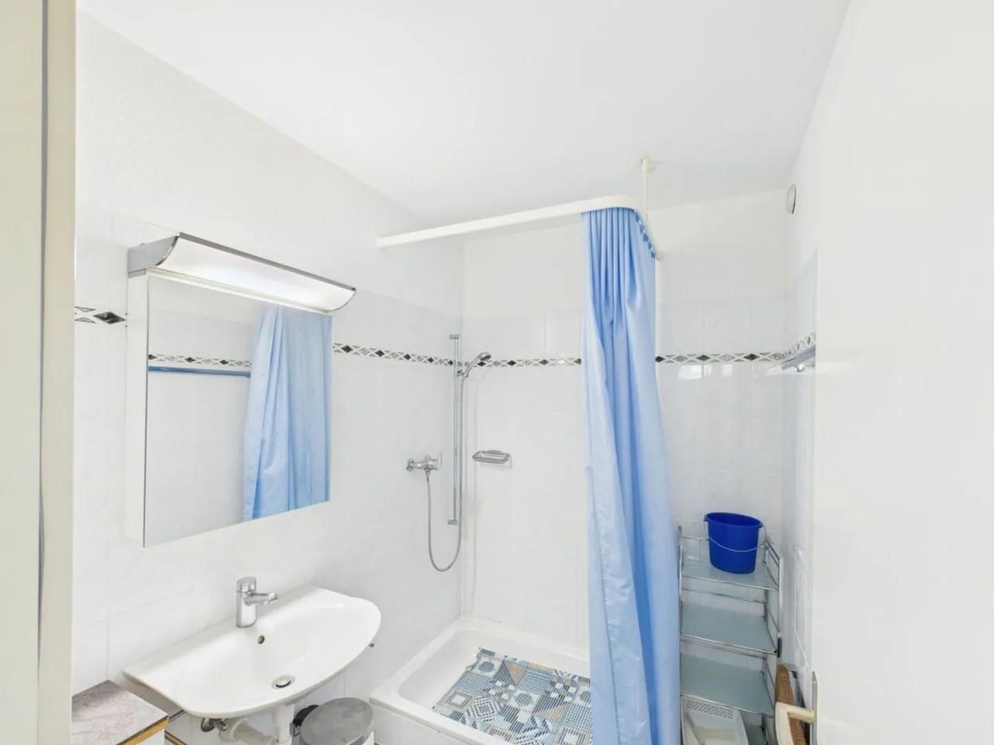 Modern 2.5-room apartment with balcony in Basel - Photo 7 of 10