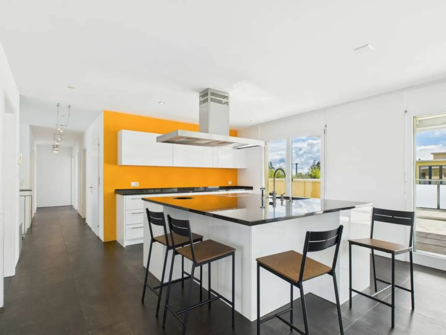 Geräumige Wohnung mit Cheminée und grosser Terrasse - Foto 2 von 12