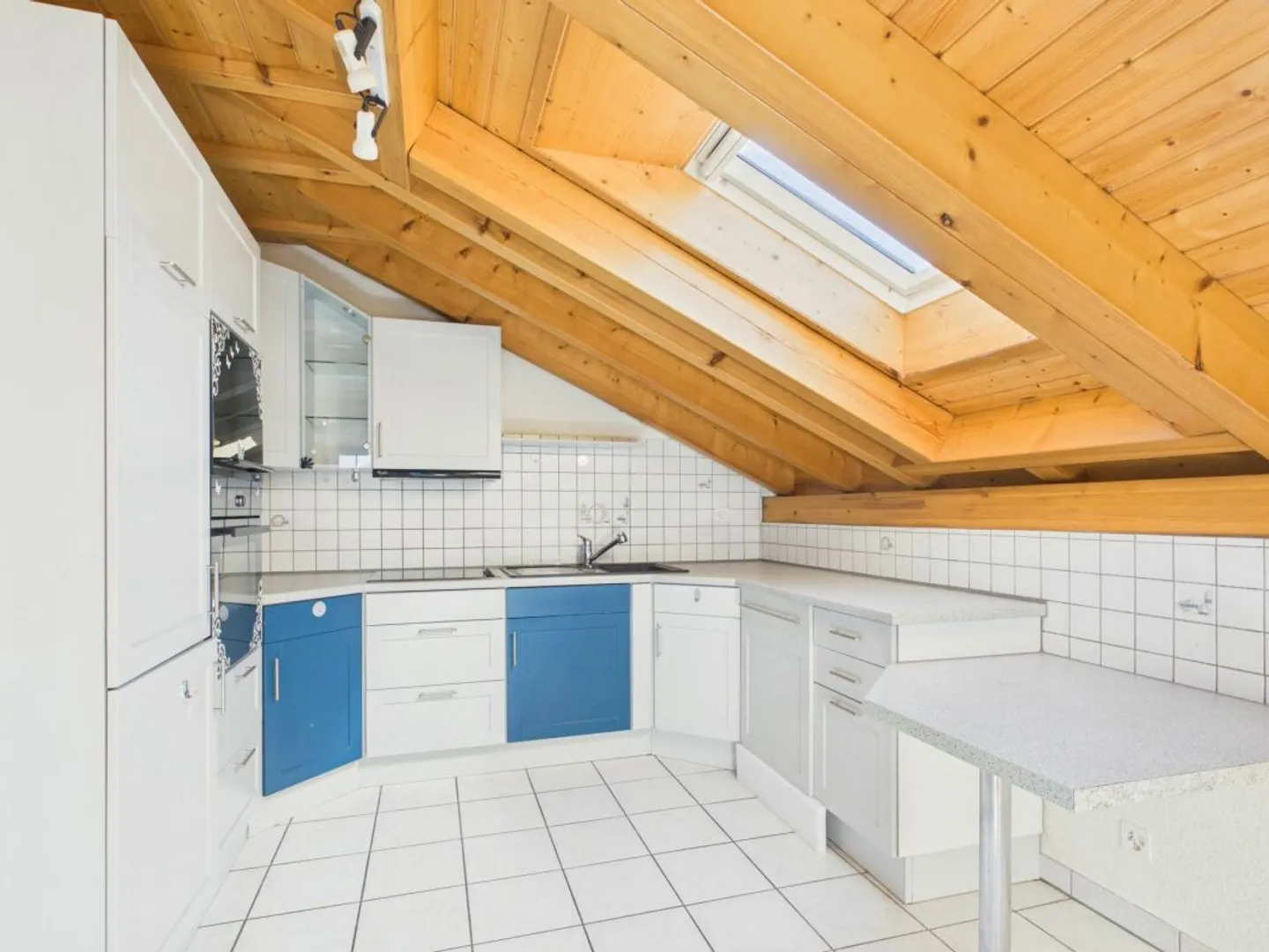 Charming 2.5 Room Apartment with Panoramic Views - Photo 4 of 13