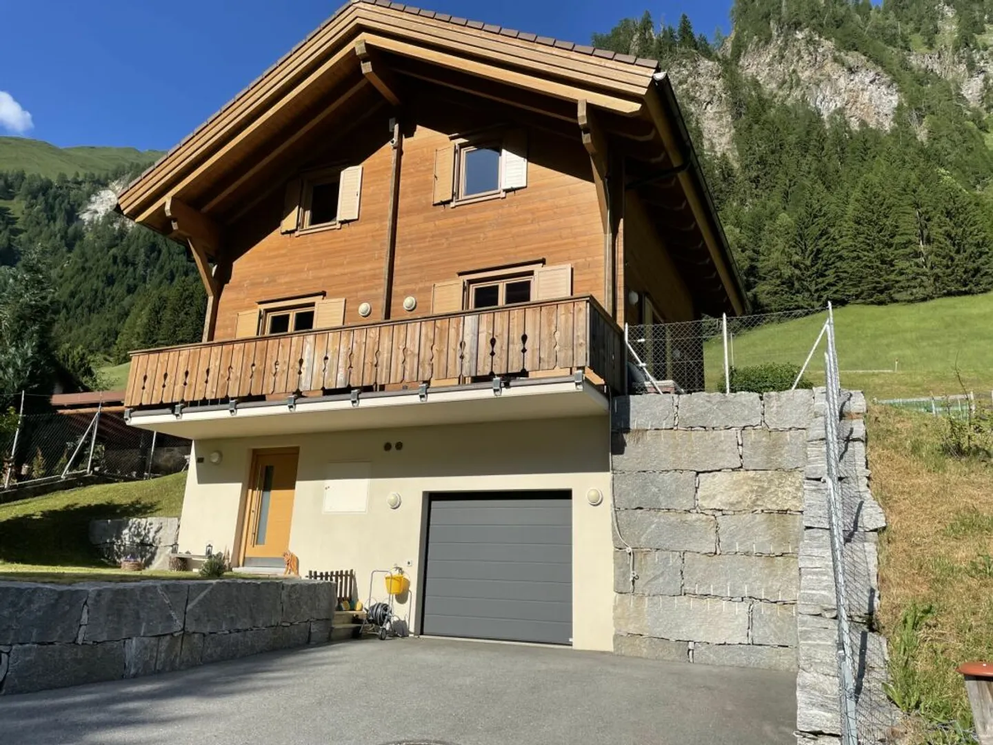 Beautiful chalet with unobstructed mountain views - Photo 2 of 13