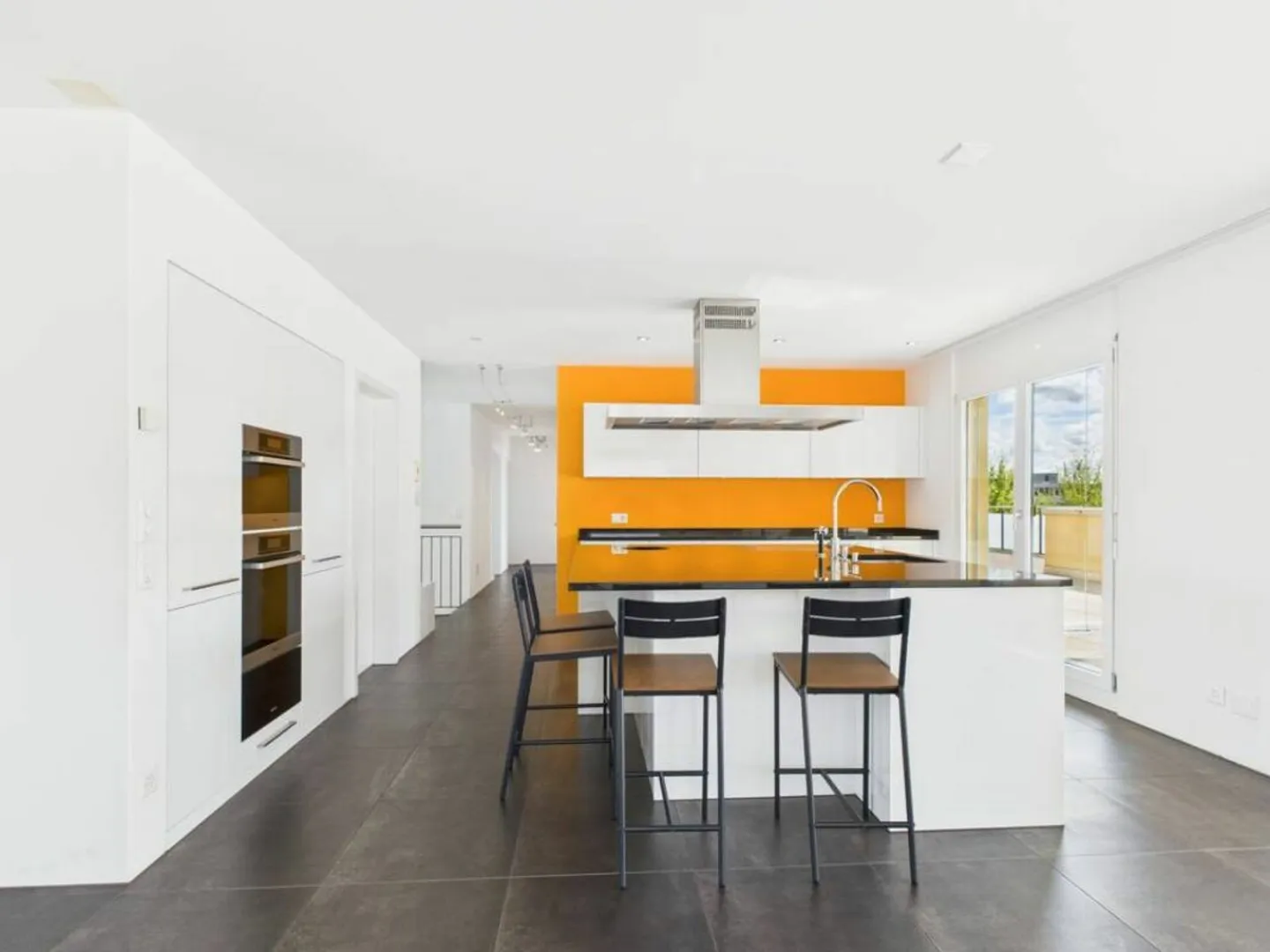 Geräumige Wohnung mit Cheminée und grosser Terrasse - Foto 3 von 12