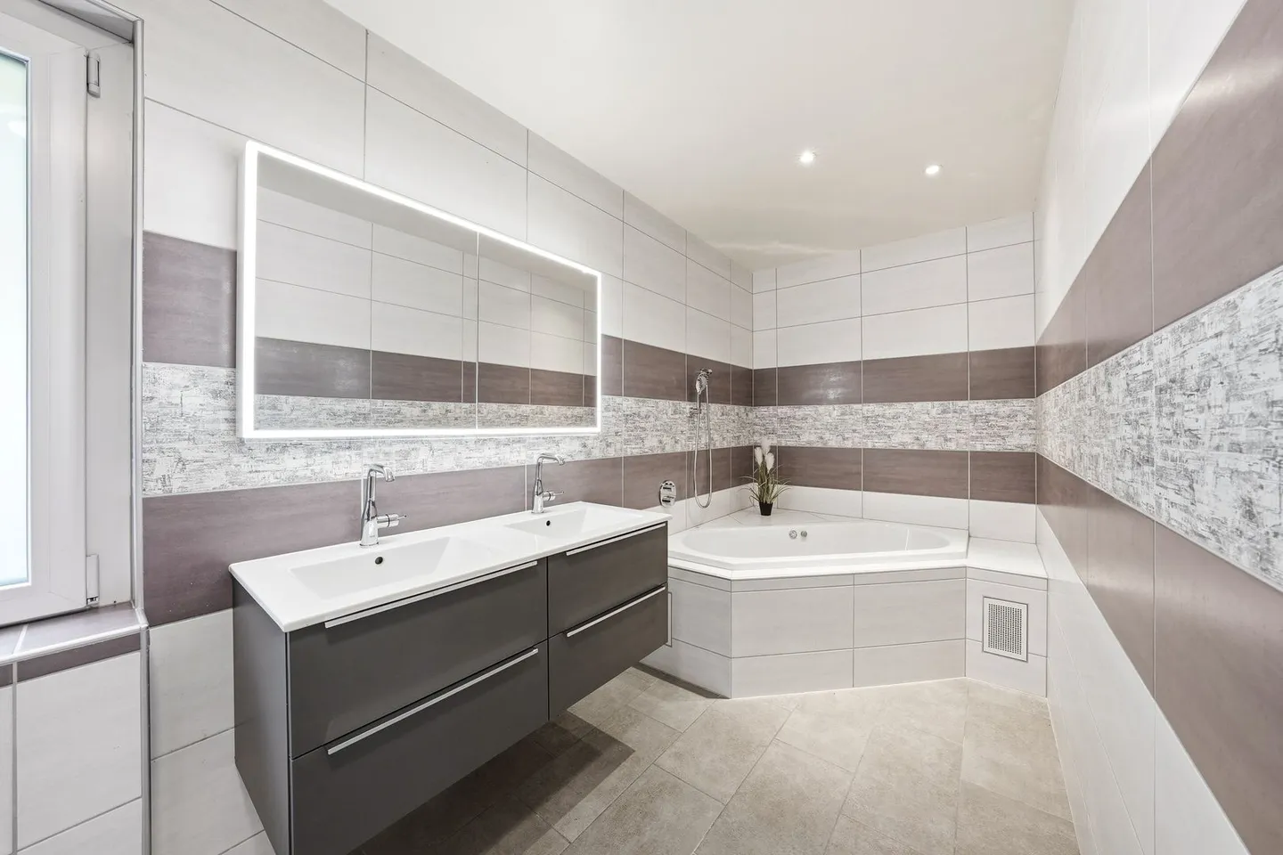 Magnificent Renovated House for Rent - Photo 10 of 13