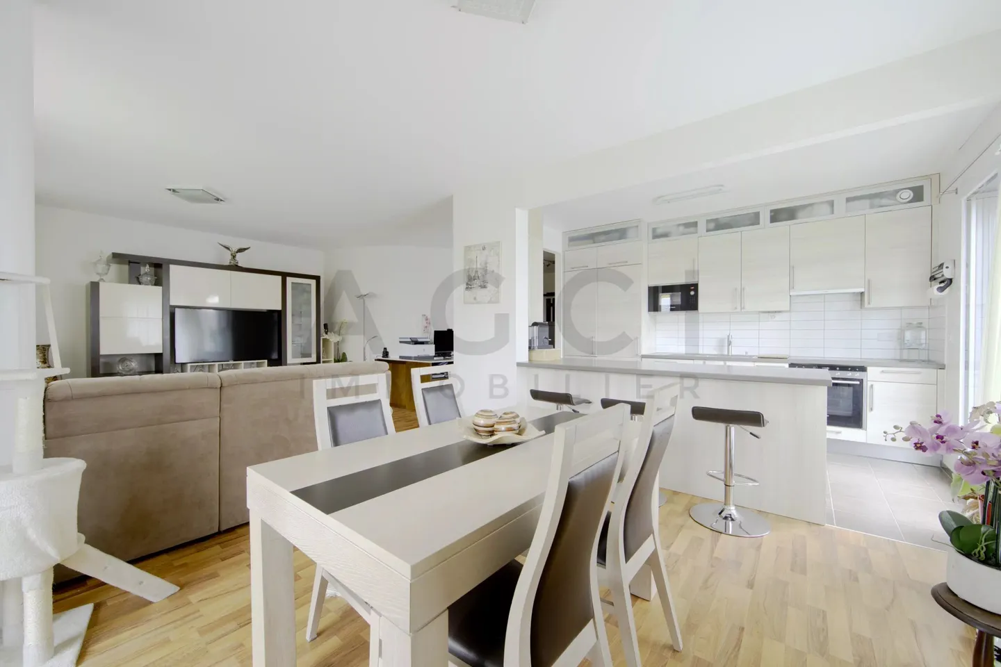 EXCLUSIVITY - Bright 4-room apartment with covered terrace, private garden and garage - Châtelaine - Photo 3 of 13