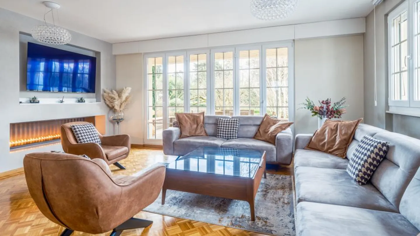 Eleganza e Comfort: Spaziosa Villa Familiare a Vernier - Foto 3 di 13