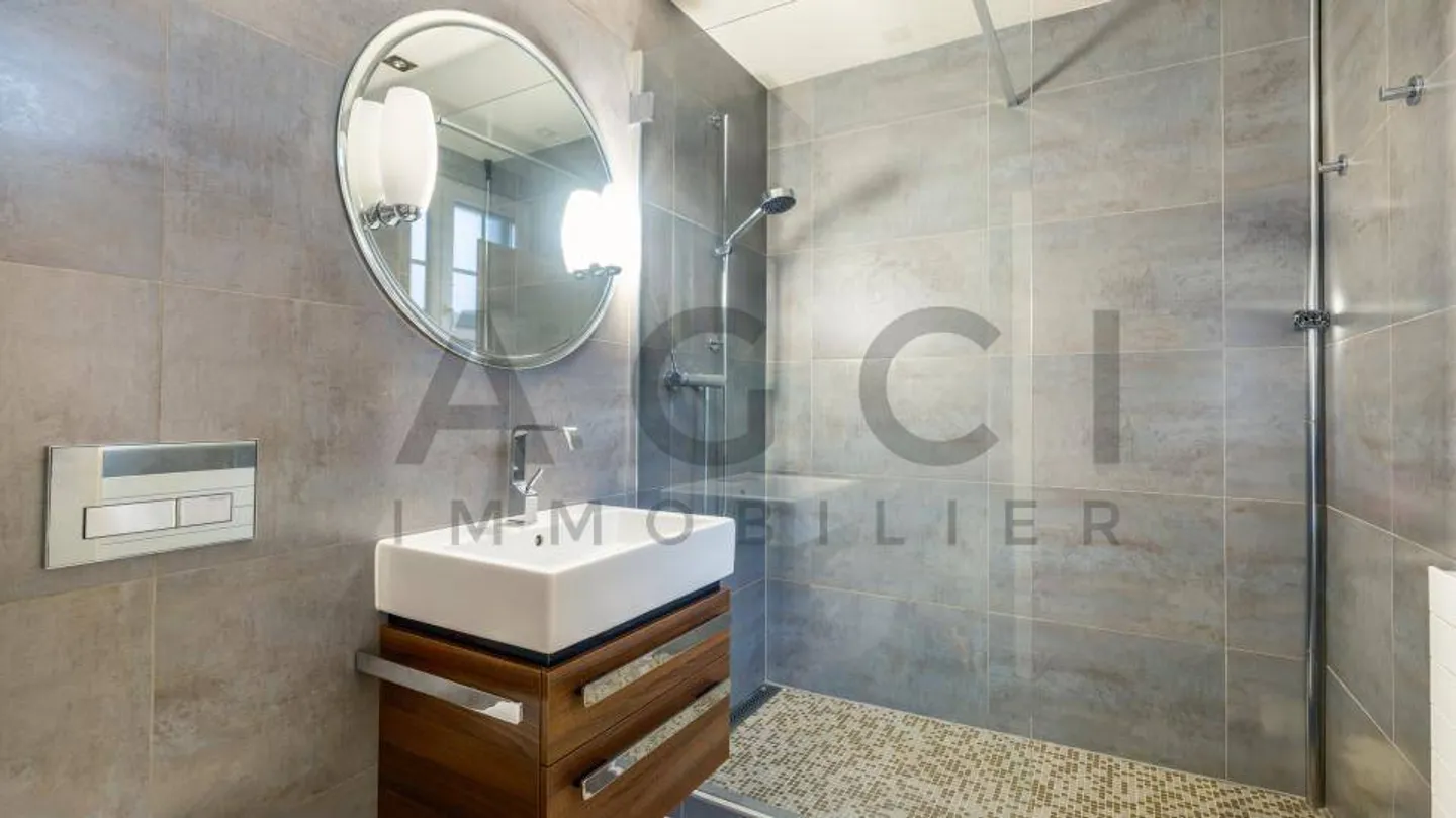 Eleganza e Comfort: Spaziosa Villa Familiare a Vernier - Foto 11 di 13