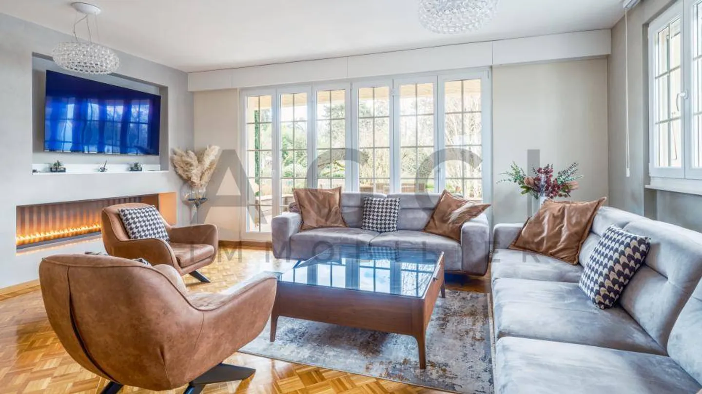 Eleganza e Comfort: Spaziosa Villa Familiare a Vernier - Foto 1 di 13