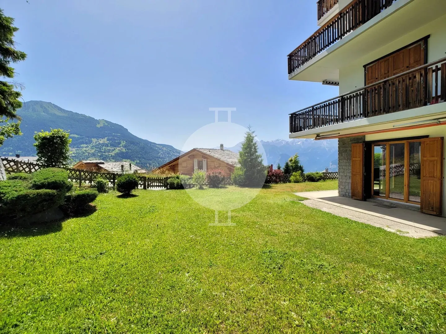 Wunderschöne Eckwohnung mit 3,5 Zimmern, die vollständig renoviert wurde, mit großem Garten und atemberaubendem Blick auf die Berge und das Rhonetal - Foto 7 von 9