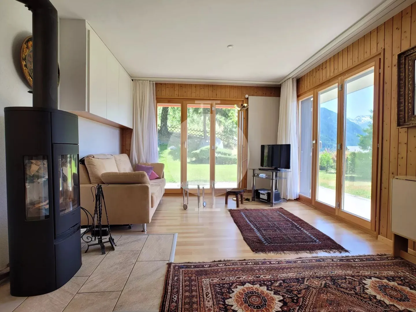 Wunderschöne Eckwohnung mit 3,5 Zimmern, die vollständig renoviert wurde, mit großem Garten und atemberaubendem Blick auf die Berge und das Rhonetal - Foto 1 von 9