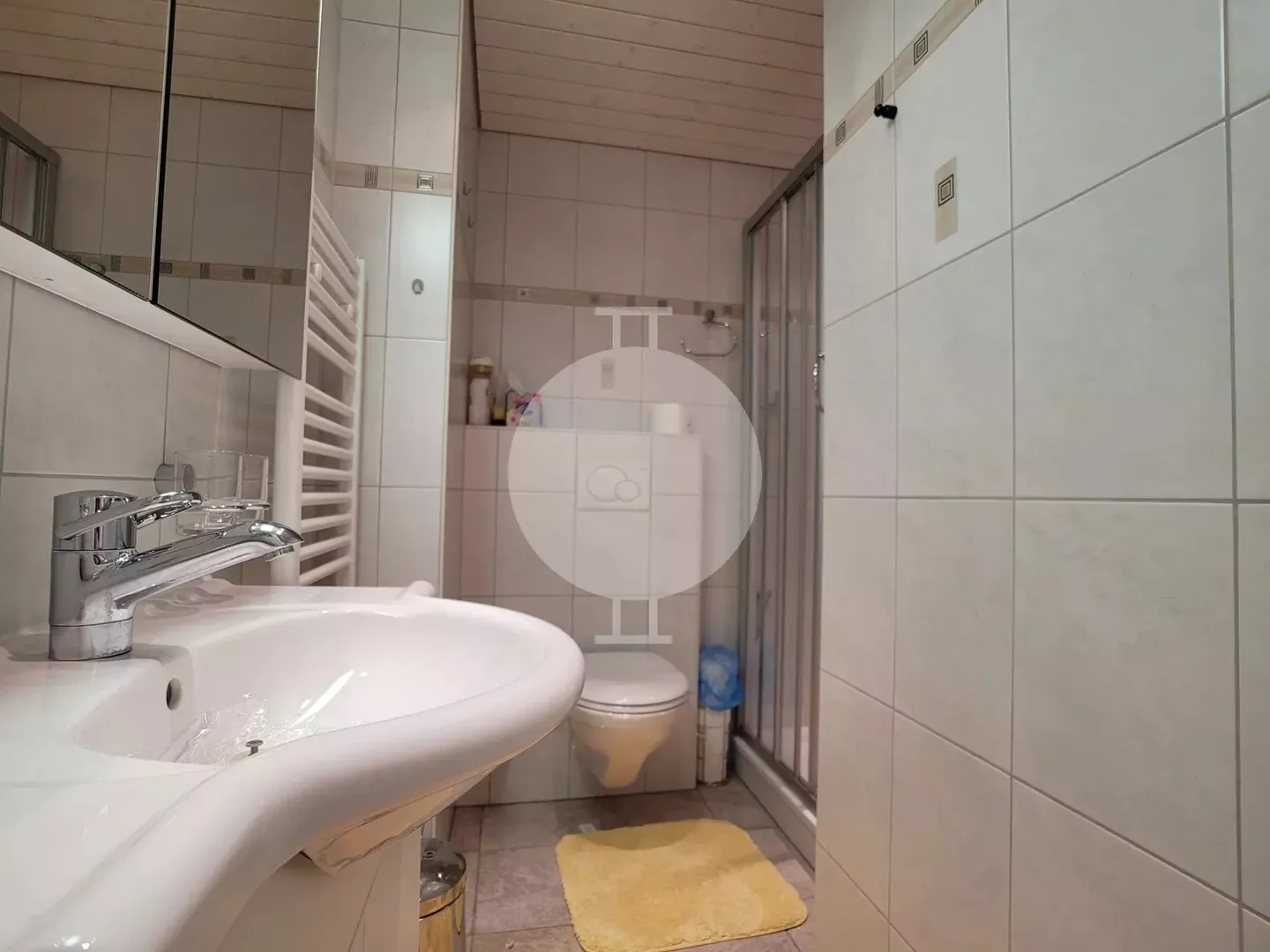 Wunderschöne Eckwohnung mit 3,5 Zimmern, die vollständig renoviert wurde, mit großem Garten und atemberaubendem Blick auf die Berge und das Rhonetal - Foto 6 von 9