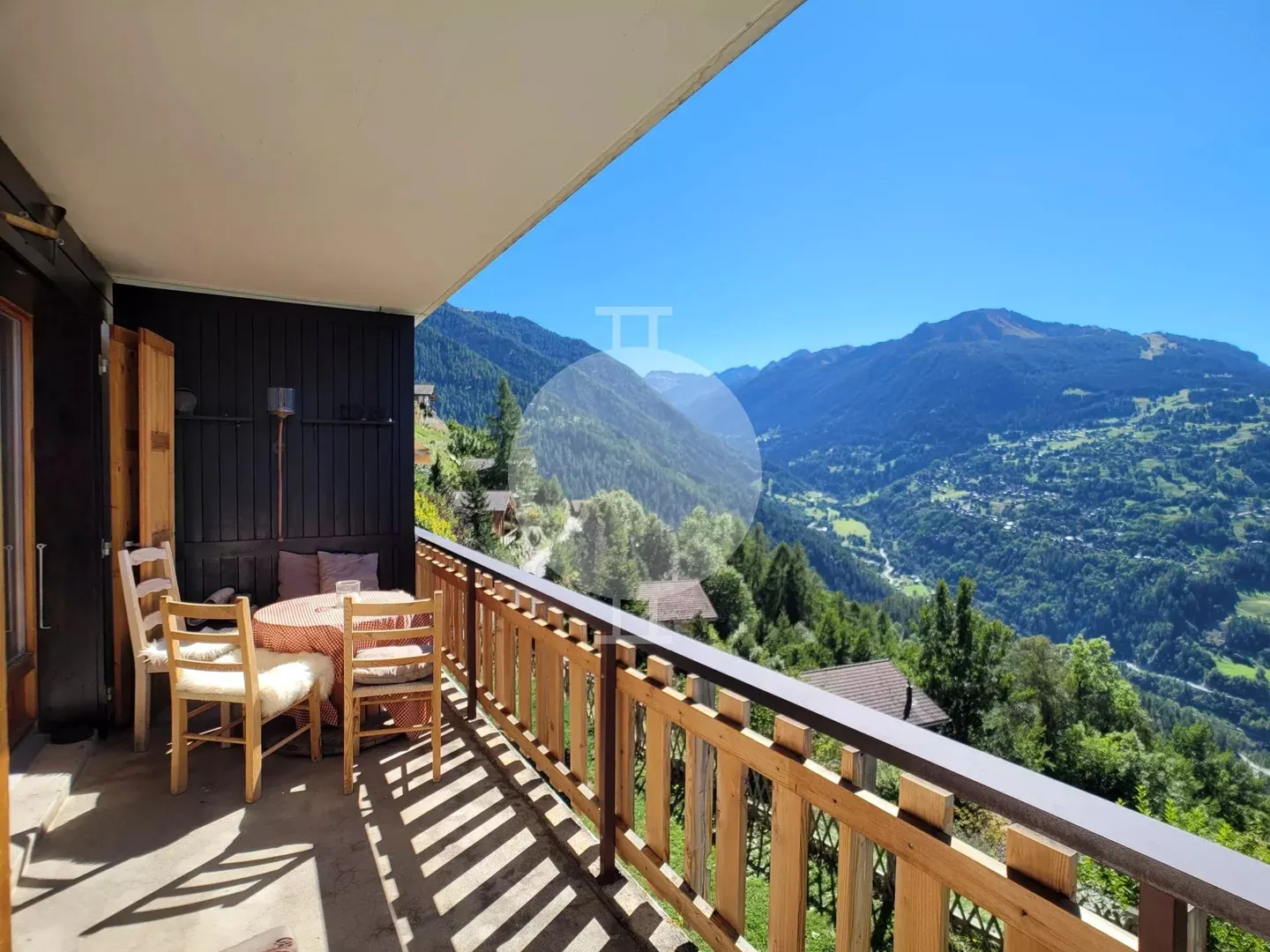 Charming 3.5 room apartment completely renovated with mountain views - Photo 3 of 9