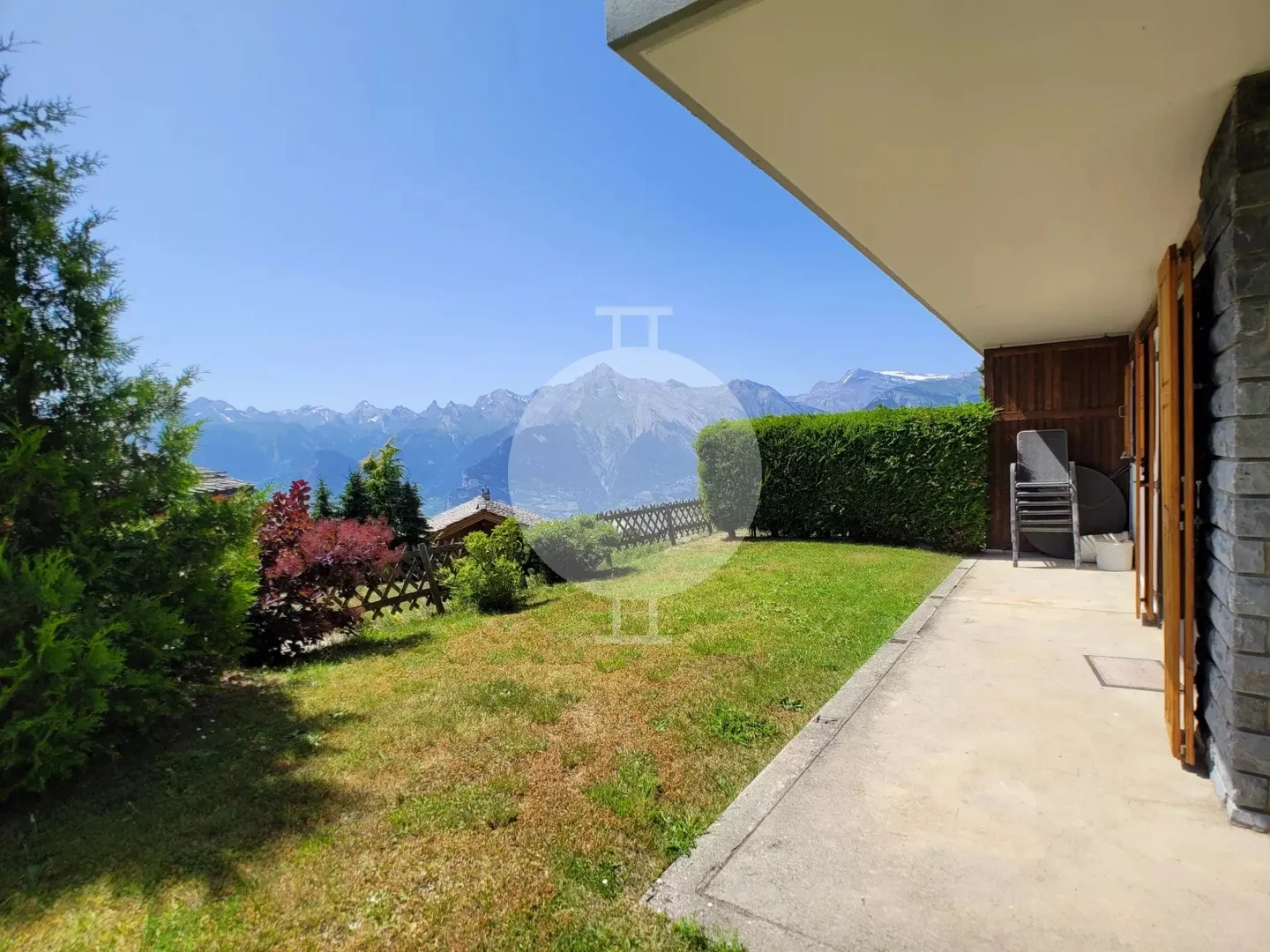 Wunderschöne Eckwohnung mit 3,5 Zimmern, die vollständig renoviert wurde, mit großem Garten und atemberaubendem Blick auf die Berge und das Rhonetal - Foto 8 von 9