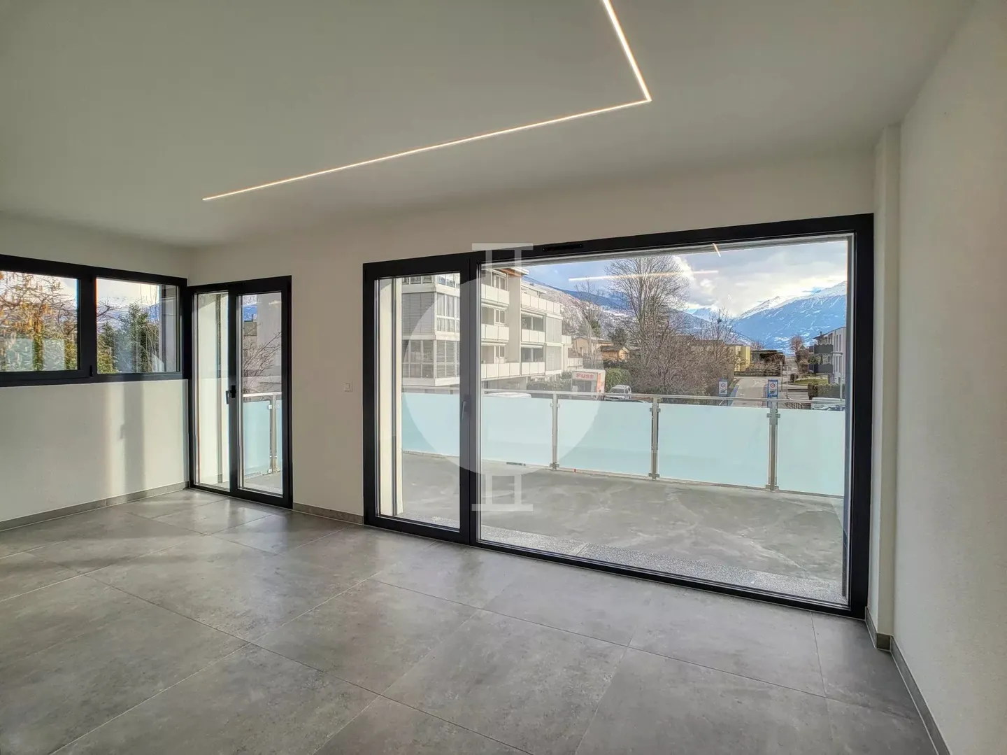 Superbe villa contemporaine et mitoyenne dans le village de Grimisuat - Photo 5 of 13