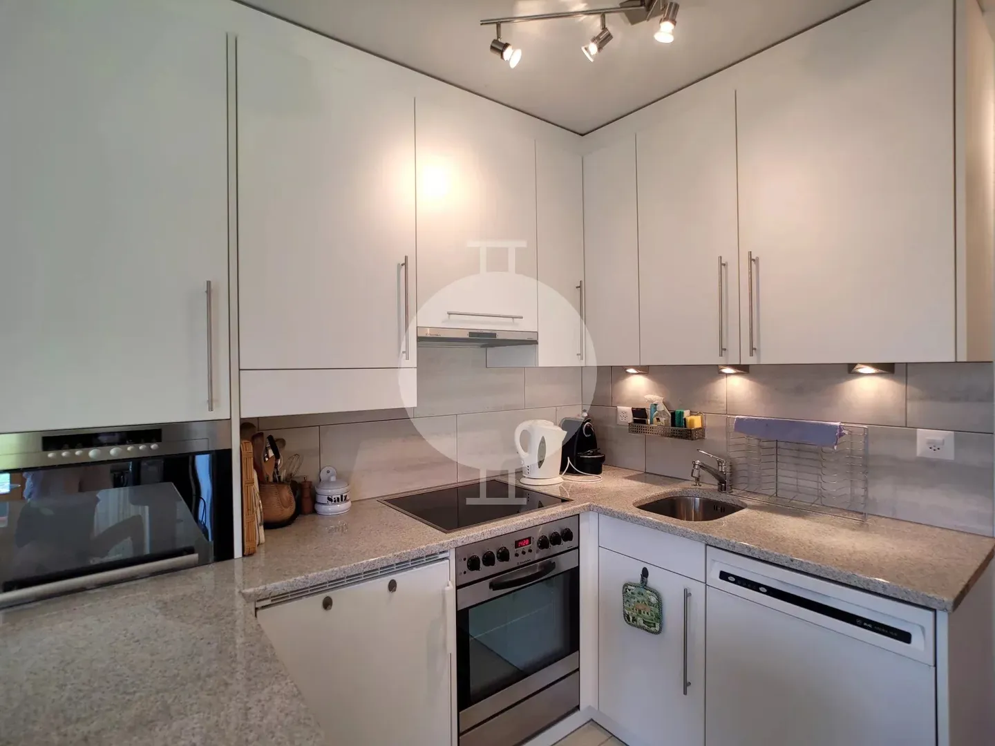 Wunderschöne Eckwohnung mit 3,5 Zimmern, die vollständig renoviert wurde, mit großem Garten und atemberaubendem Blick auf die Berge und das Rhonetal - Foto 2 von 9