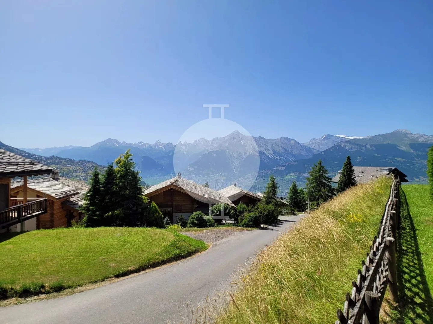 Wunderschöne Eckwohnung mit 3,5 Zimmern, die vollständig renoviert wurde, mit großem Garten und atemberaubendem Blick auf die Berge und das Rhonetal - Foto 9 von 9