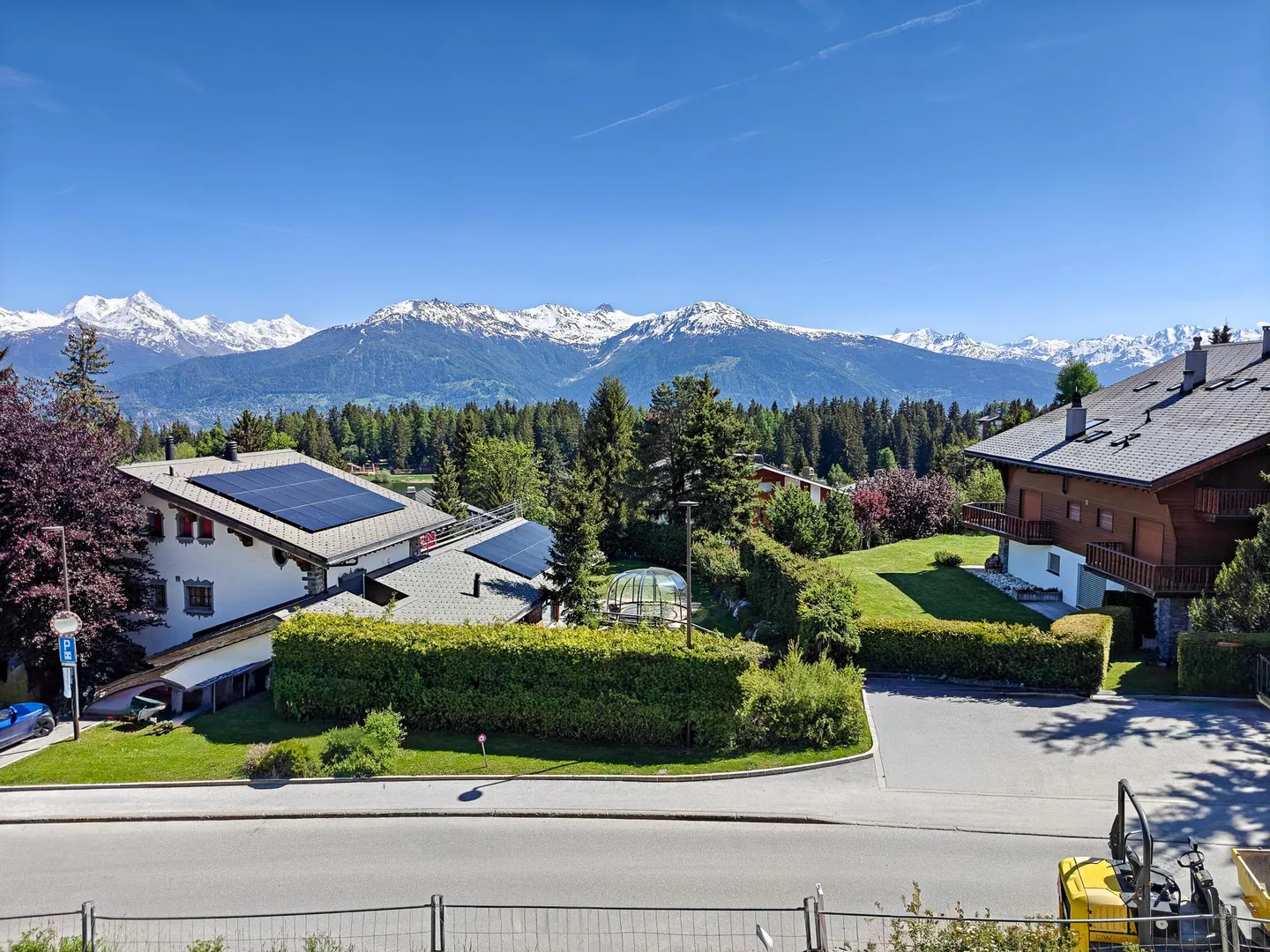 In the Center of Crans-Montana, 6.5-Room High-Standing Chalet - Photo 2 of 13
