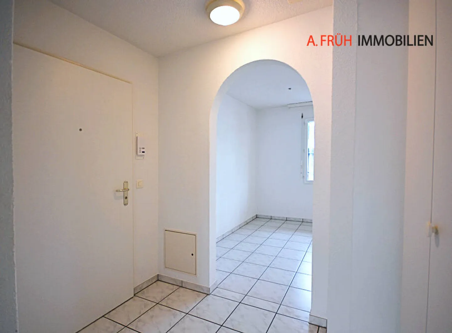 Helle 4.5-Zimmer-Maisonette-Attika mit Cheminée und Balkon ins Grüne - Foto 2 von 11