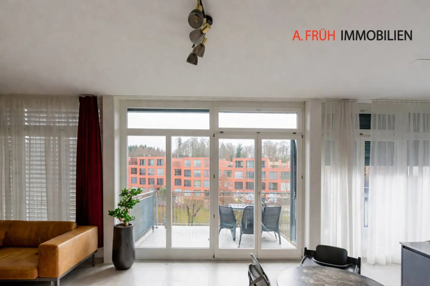 Appartamento duplex con stile: Concetto abitativo moderno e balconi soleggiati - Foto 4 di 11