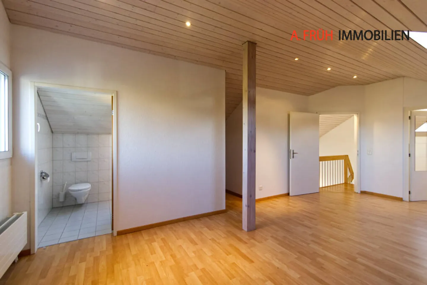 Helle 4.5-Zimmer-Maisonette-Attika mit Cheminée und Balkon ins Grüne - Foto 8 von 11