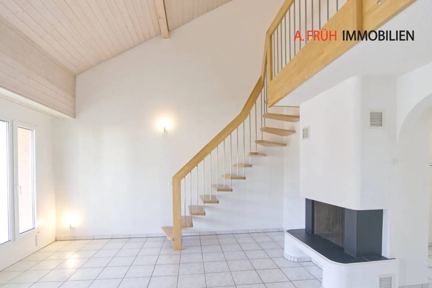 Helle 4.5-Zimmer-Maisonette-Attika mit Cheminée und Balkon ins Grüne - Foto 3 von 11