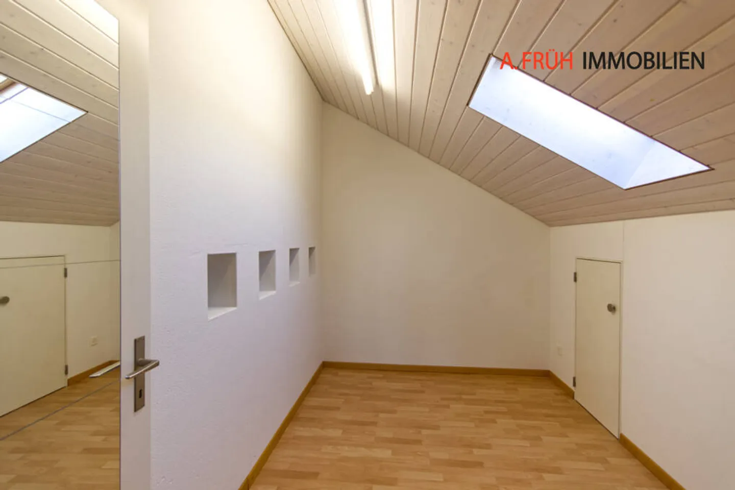 Helle 4.5-Zimmer-Maisonette-Attika mit Cheminée und Balkon ins Grüne - Foto 9 von 11