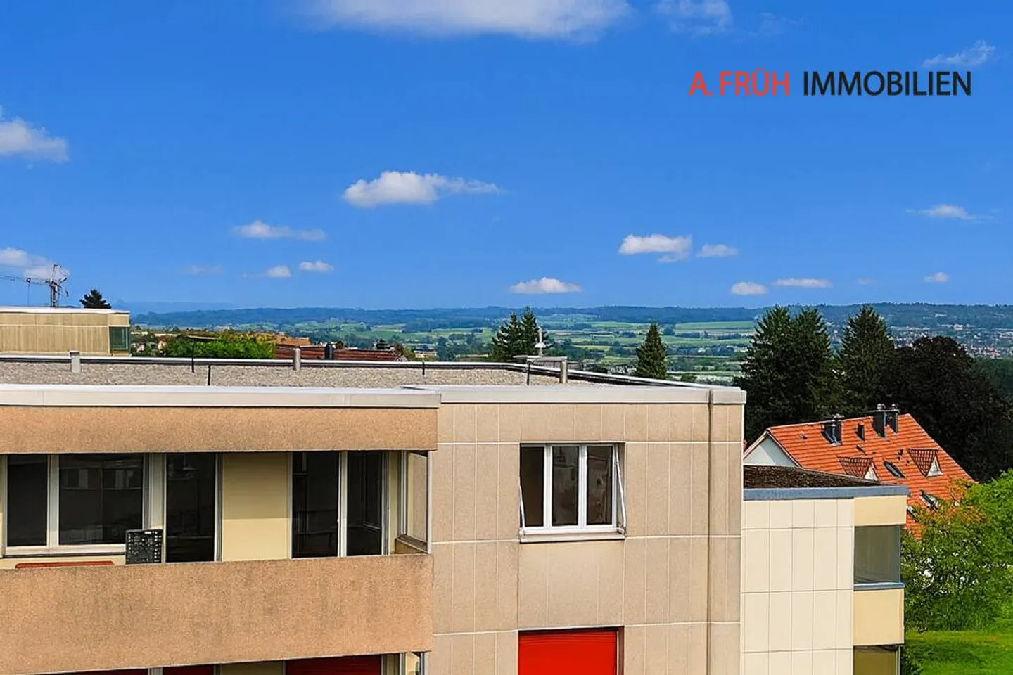 Luminoso appartamento attico di 4,5 stanze con vista sulle montagne e grande balcone - Foto 2 di 13