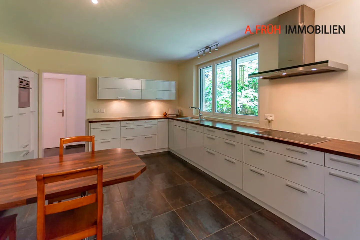 Exclusive 9-room maisonette apartment with large studio - Photo 6 of 13