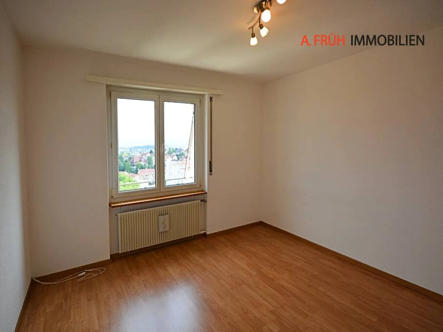 Luminoso appartamento attico di 4,5 stanze con vista sulle montagne e grande balcone - Foto 12 di 13