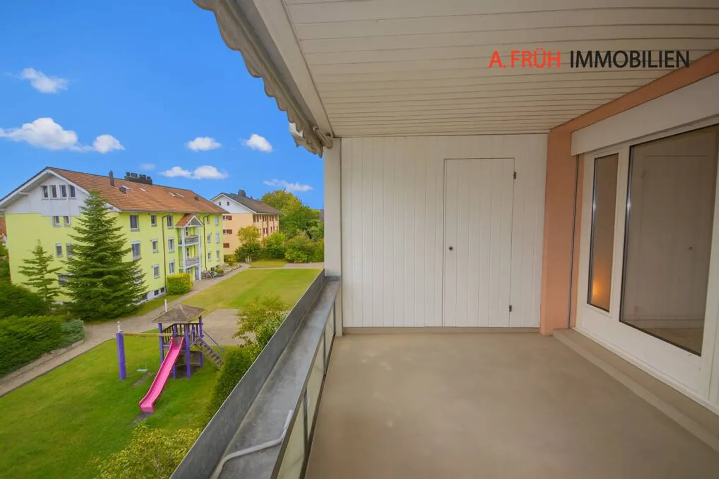 Charming 4.5-room maisonette attic with fireplace and balcony overlooking greenery - Photo 1 of 13