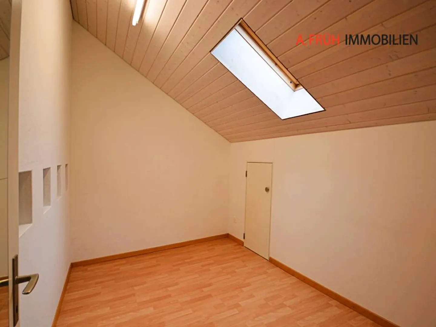 Charming 4.5-room maisonette attic with fireplace and balcony overlooking greenery - Photo 10 of 13