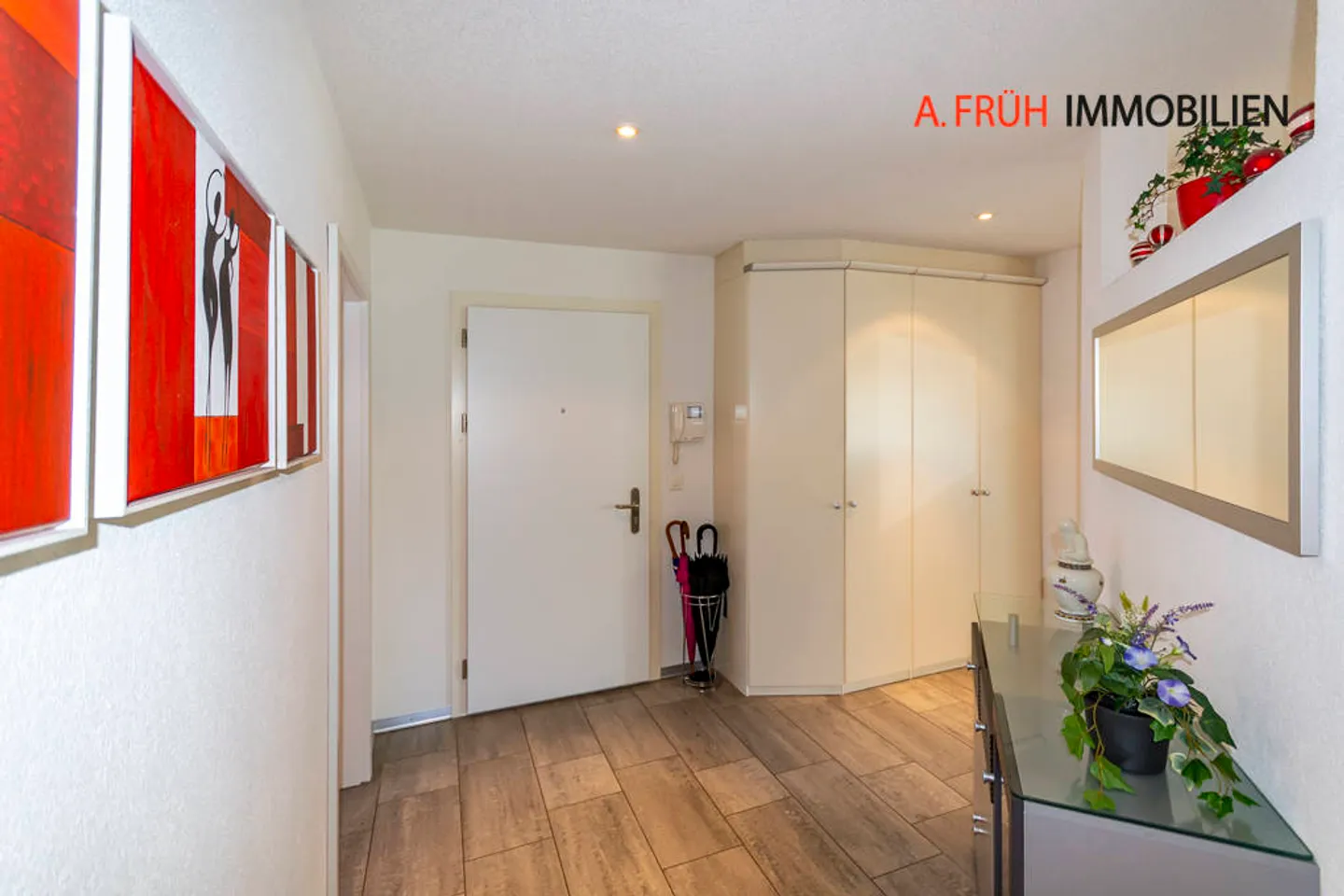 Ampio appartamento con terrazza di 4,5 locali con camino e bagno benessere - Foto 2 di 13