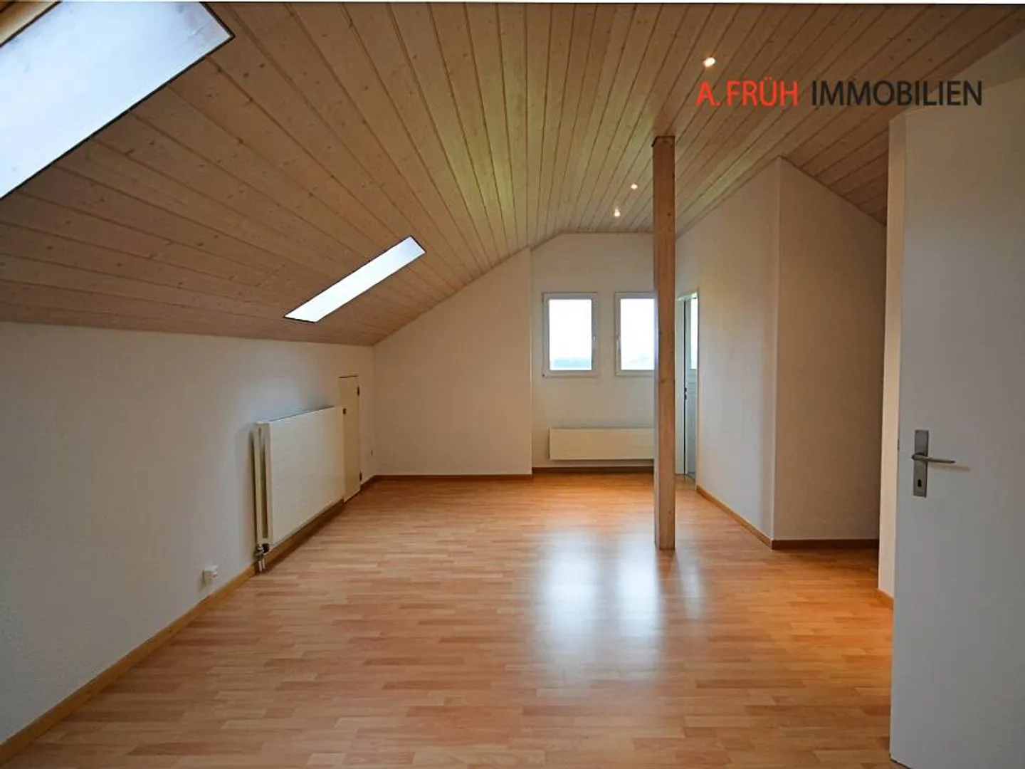 Charming 4.5-room maisonette attic with fireplace and balcony overlooking greenery - Photo 9 of 13