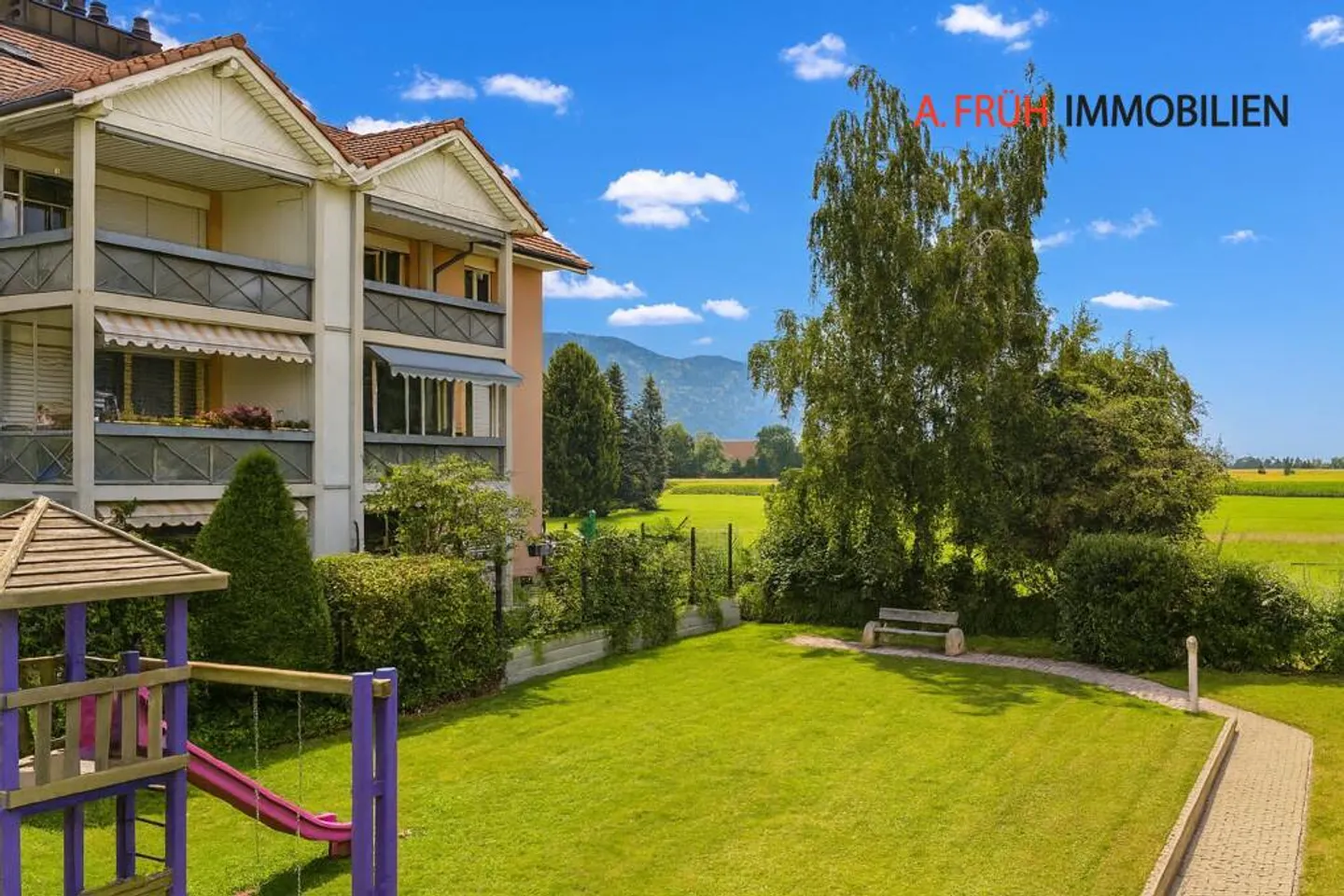 Charming 4.5-room maisonette attic with fireplace and balcony overlooking greenery - Photo 2 of 13
