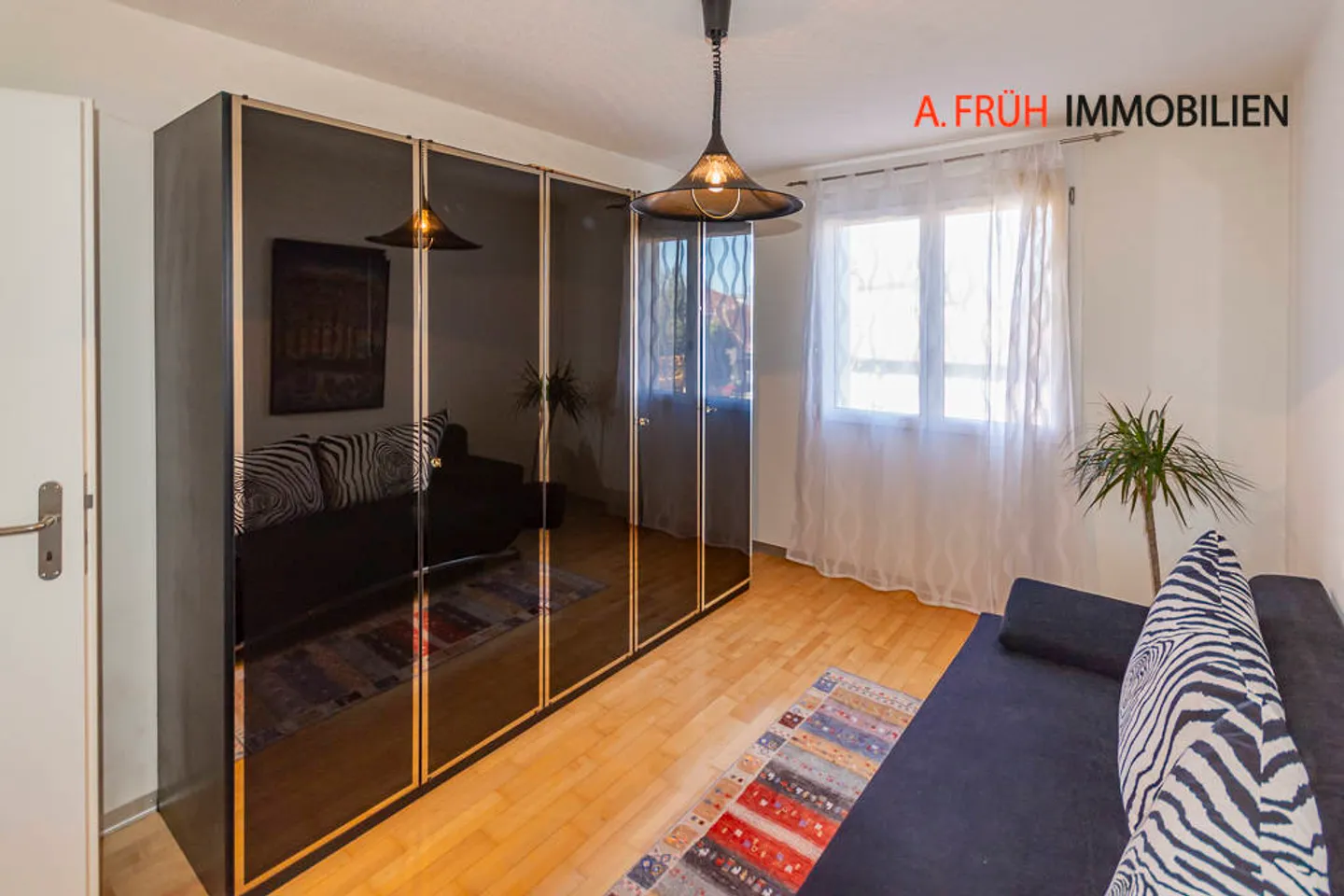 Ampio appartamento con terrazza di 4,5 locali con camino e bagno benessere - Foto 9 di 13